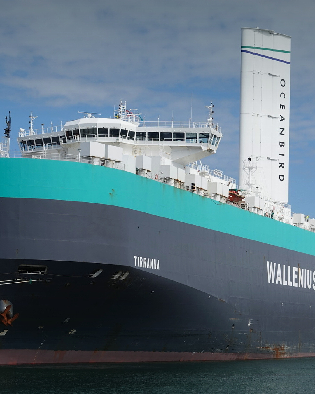 Tirranna car carrier with the tall white Oceanbird Wing560 rigid wing sail installed on deck